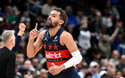身价被高估！今年夏天，NBA哪些球星或将获得远超其实际价值的溢价合同？在竞争激烈的自由市场中，不少球员因过往表现或市场热度而被高估，究竟谁将成为下一位被过度追捧的高价签约对象？